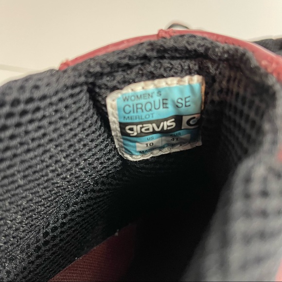 Women’s Red Gravis hiking shoe - Picture 5 of 7